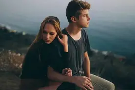 当女朋友跟你抱怨，你该怎么答？恋爱中，请拒绝讲“正确的废话”图片