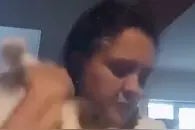 主人为下半身瘫痪的猫咪换尿不湿，猫咪无声感恩，跨越种族的爱图片