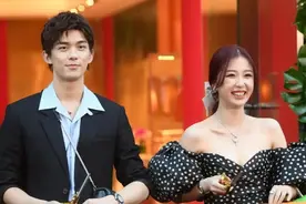 虞书欣同框吴磊出活动，穿波点抹胸裙秀曼妙身材，可甜可盐真迷人图片