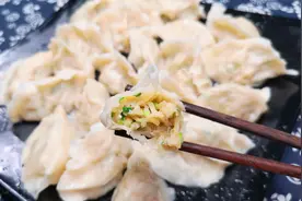 煮冻饺子时，冷水和开水下锅都不对，教你1招，饺子不破皮不露馅图片