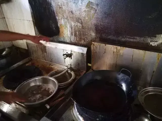 比小苏打还要给力，教你不费一滴水，分分钟就除掉厨房油污