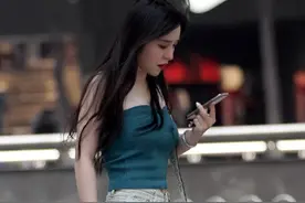 街拍：蓝色上衣搭配牛仔热裤，微胖型的美女也可以很好看图片