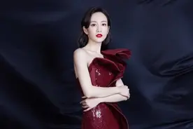 39岁王鸥登台央视献唱歌曲，一袭红裙美艳动人，整个人在闪闪发光图片