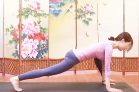 一组瑜伽体式消灭假胯宽，帮女人“窄”起来，明星网红都在练！视频封面