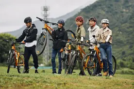 央视天团搞笑团建，撒贝宁惨遭"排挤"，脱掉假发的李梓萌太惊艳图片