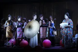 瑞典皇家歌剧院演唱的普契尼歌剧《蝴蝶夫人》中的《哼鸣合唱》图片