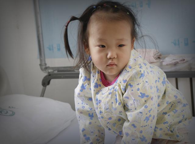 3岁女孩要变身奥特曼打败怪兽，妈妈说：女儿的坚强让我自愧不如