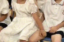 女儿主动摸男同学大腿视频曝光，妈妈看后不淡定：回家要好好教育图片