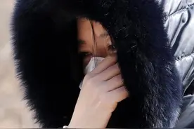 李英爱祭拜遭虐杀女婴，黑衣素颜掩面落泪，多名韩星为虐童案发声图片