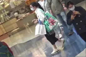 张柏芝商场血拼不差钱！为儿购礼大包小包挎满身，还找两人帮忙拎图片