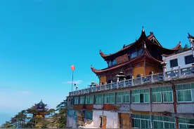 地藏王真身开悟之地，建在山顶的寺庙，香火鼎盛图片