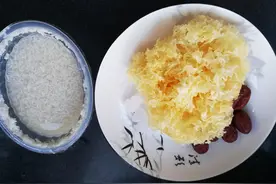 银耳汤熬了很久不出胶清淡如水，给大家分享一个简单方法瞬间出胶图片