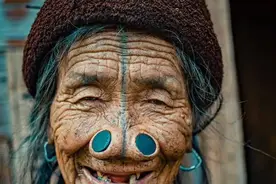 女性鼻子上插木塞的“奇特”习俗图片