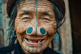 女性鼻子上插木塞的“奇特”习俗图片