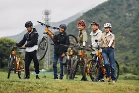 央视主持人齐聚户外拍大片，康辉表情略显拘谨，撒贝宁最“闹腾”图片