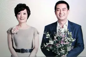 张嘉译老婆真会穿，白色罩衫搭吊带连衣裙，温柔又大气图片