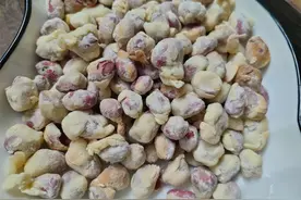 过年少不了这小吃，用花生米就能做，一咬嘎嘣脆，无油低糖特别香图片