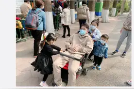 草莓微博晒幸福照，评论区全艾特老WE队友微笑图片