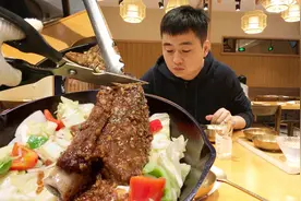 天价排骨一根258元，比十天的工作餐都贵，小伙吃的真心疼！视频封面