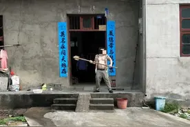 惊险！砸完玻璃后，又拿着锄头“练功”，民警巧妙制服图片