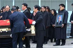 “国士无双”霍英东葬礼：霍启刚捧遗像，赌王扶灵，李嘉诚送行图片