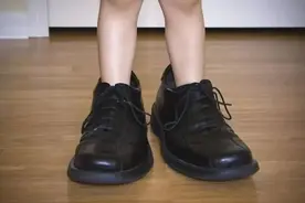 宝宝喜欢穿大人鞋，别一笑而过，这4个“敏感期”，影响宝宝智力图片