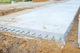 为什么现在大多修沥青公路，很少修水泥公路，因为水泥路成本高？图片