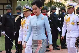 诗尼娜贵妃的身段太美了，行走时如风摆细柳，坐下来百媚嫣然图片