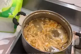 河北一男生吃学校食堂自助，连吃15个鸡蛋被叫停：说好的不限量呢图片