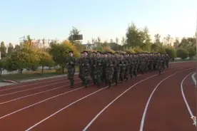 【又美又飒！火箭军某部女新兵入营满月啦！】图片