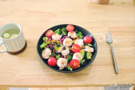 偶像明星注重身材，饮食调控以轻食为主，尤其喜欢吃健康的沙拉餐图片
