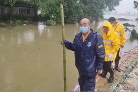 堤岸上有一位“镇河老黄牛”图片