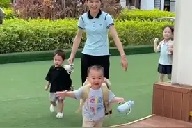广东一萌娃幼儿园放学，满脸委屈飞奔向妈妈，老师一细节惹怒赞图片