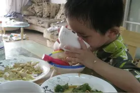 孩子吃饭若有这些表现，将来可能自私又不容易有出息，要及时纠正图片