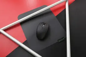 主打灵巧与精准，雷蛇八岐大蛇v2游戏鼠标& 掘土黄蜂V3鼠标垫图片