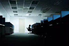 自杀、抑郁、丧失性能力！网络暗处的鉴黄师，真的很“爽”吗？图片