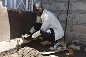 非洲大批运动员因疫情饿肚子，被迫去工地搬砖一天才赚27块钱图片