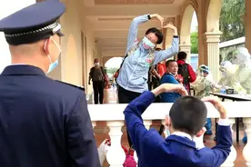 这个隔空拥抱让人泪目！分别38天，致敬英雄！图片