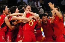 2004年那场3:2，我记住陈忠和的微笑，也读懂了女排精神图片