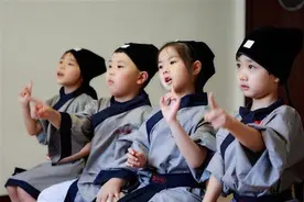 只有小学文凭的李嘉诚，如何成为华人首富？成功源于国学启蒙图片