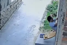 担心的事情发生了！福建一男子抱娃坐摇椅，突然重心不稳翻下台阶图片