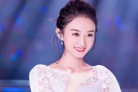 你们只关心赵丽颖穿白裙美似仙女，却没发现她的鞋子大的不合脚！图片