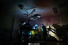 暴雨中的孩子图片