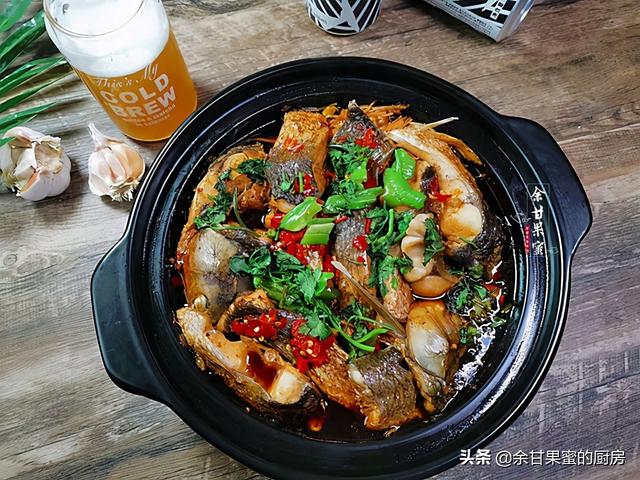 家常烧鱼我常用这方法，食材入锅再加碗啤酒，味美下饭料也多
