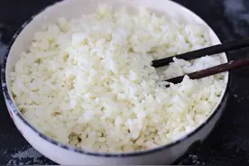 煮米饭时，到底是放盐还是放醋？都不对，教你一招粒粒分明味道香图片