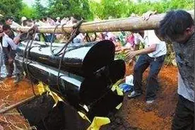 故事：老人去世，下葬当天电闪雷鸣，村民发现巨龙遨游空中图片