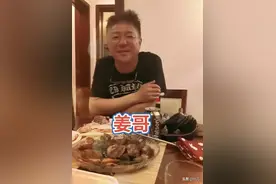 歌手姜育恒罕见露面，被曝住酒店吃外卖，显得满脸沧桑图片
