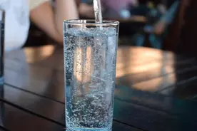 国人每天8杯水养生，外国喝水神教比赛打卡，疯狂灌水真的好吗？图片