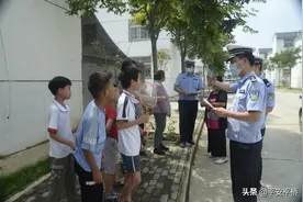 明港交警针对“一老一小”积极开展“一盔一带”交通安全宣传活动图片