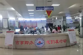 局长进大厅，窗口坐班“一线”服务图片
